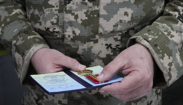 Зеленський відзначив нагородами 634 українських військових