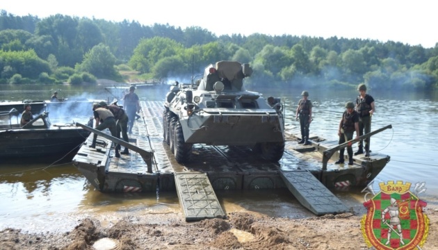 Военные белорусы тренируются наводить понтонные переправы