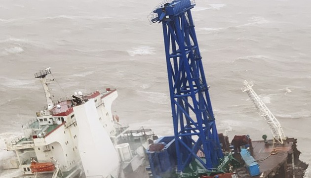 Біля Гонконгу затонуло промислове судно, майже весь екіпаж зник безвісти