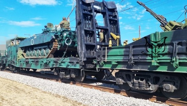 Враг использует в Украине бронепоезд, построенный из украденных на Харьковщине запчастей
