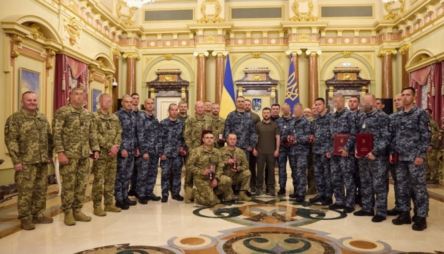Зеленский вручил награды военным морякам