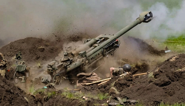Haubitzen M777 vernichten feindliche Ausrüstung und Munitionslager entlang gesamter Frontlinie