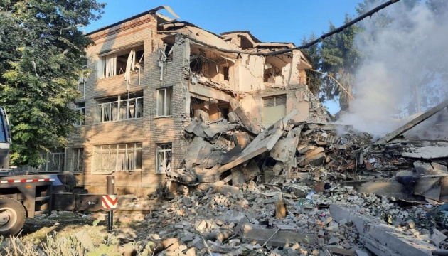 Enemigo lanza un ataque aéreo con Járkiv esta mañana destruyendo una escuela 