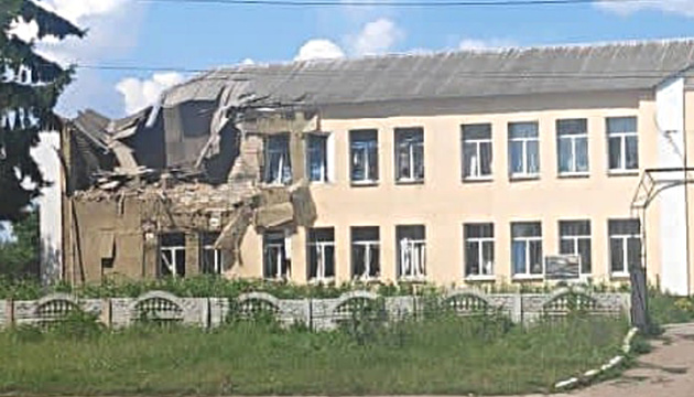 Feindlicher Hubschrauber greift aus Russland eine Schule in Region Sumy an