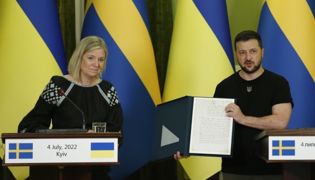 スウェーデン首相、ゼレンシキー氏にカール１２世によるコサック共同体の国家承認の書簡写しを手交