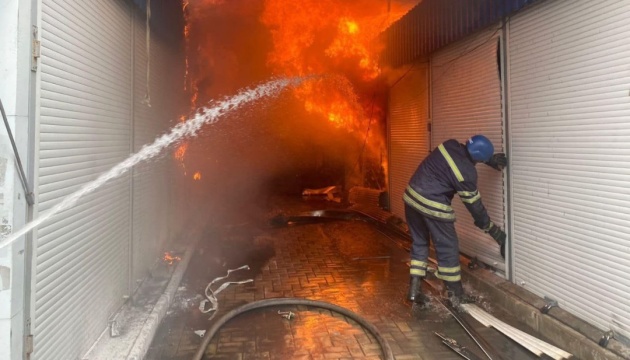Ein Toter und sieben Verletzte bei Beschuss von Slowjansk, Zentralmarkt brennt