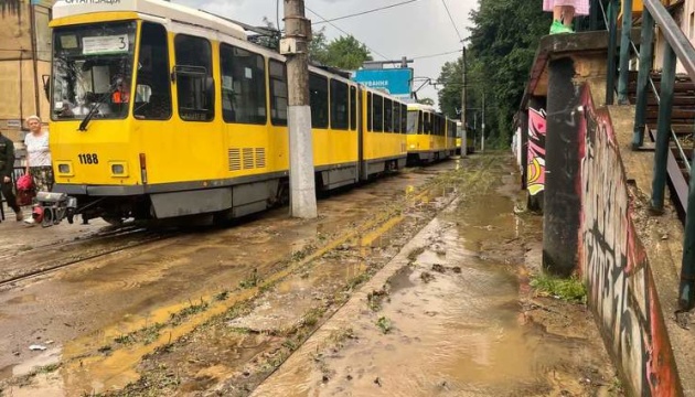 У Львові досі ліквідовують наслідки потужної зливи