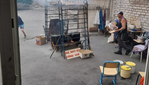 У Маріуполі їжу для дітей готують на вулиці - як виглядає шкільна кухня