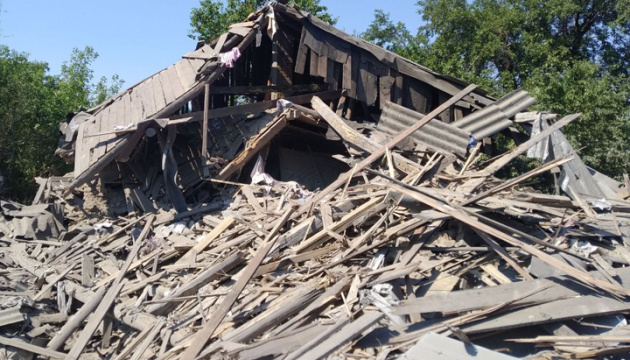 Russische Raketen schlagen in zwei Einfamilienhäuser in Torezk ein, drei Menschen unter den Trümmern