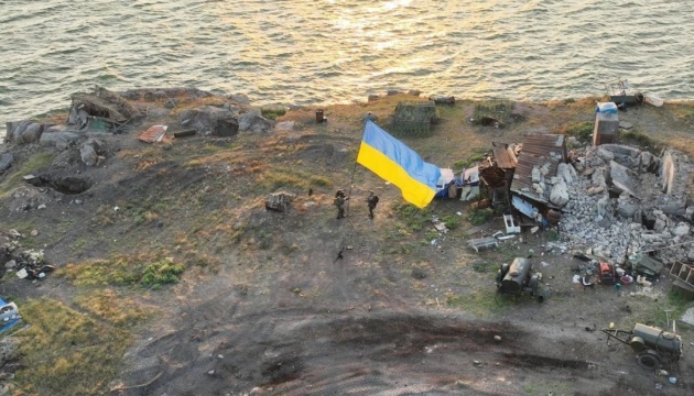 Военные показали установление украинского флага на освобожденном Змеином