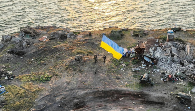Photos depicting installation of Ukrainian flag on liberated Snake Island released