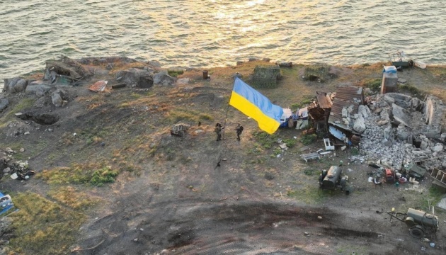 ウクライナ軍人、ズミーニー島でのウクライナ国旗を掲揚