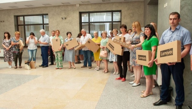 Учителі Сумщини отримали майже 600 ноутбуків від ЮНІСЕФ