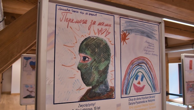 У Польщі показали малюнки черкаських дітей-переселенців про війну