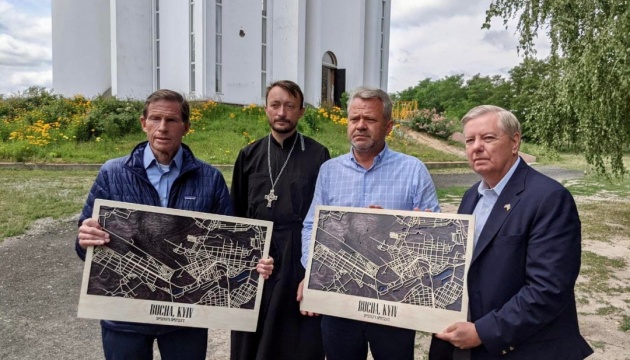 U.S. Senators Blumenthal, Graham visit Bucha