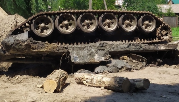Russische Panzer mit Besatzungsmitgliedern aus Fluss in Oblast Tschernihiw herausgezogen