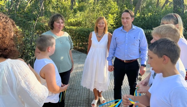 Посол відвідав в Афінах табір, де перебувають діти з України