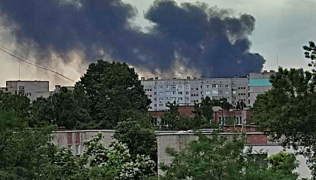 Fuerzas Armadas de Ucrania atacan un almacén de municiones enemigo en Nova Kajovka