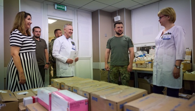 President meets with Dnipropetrovsk region head, visits Mechnikov Hospital