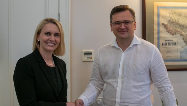 Kuleba aborda la ayuda militar a Ucrania con la embajadora de Estados Unidos