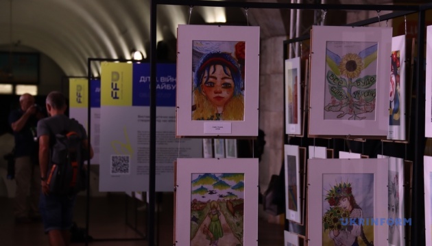 Війна дитячими очима: у київському метро відкрили виставку малюнків