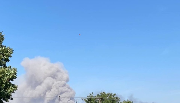 Shells exploding after Ukrainian strike on enemy ammunition depot in Kherson