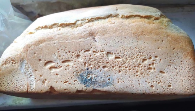 Russian “humanitarian aid” to Mariupol: moldy stale bread, shovels