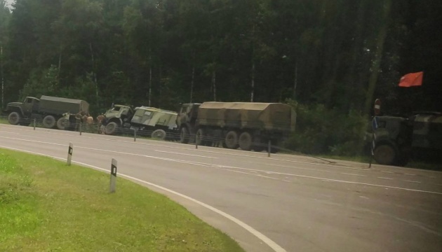 Військова вантажівка рф вилетіла у кювет біля білоруських Осиповичів
