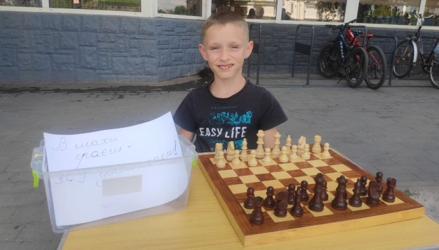 У Луцьку хлопчик-переселенець з Бучі збирає гроші для ЗСУ грою в шахи