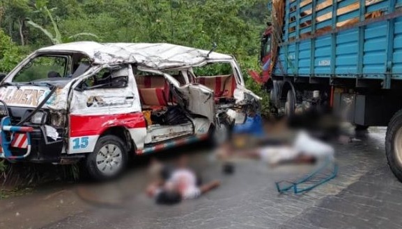 У Камеруні вантажівка налетіла на автобус: 13 загиблих