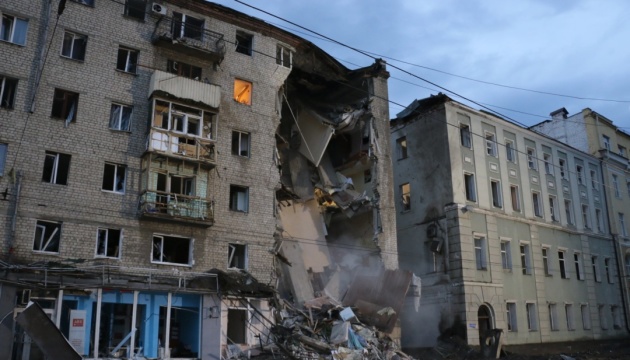 東部ハルキウへのミサイル攻撃　６階建て集合住宅半壊＝ウクライナ各州情勢