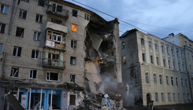 Russian missile hits apartment block in central Kharkiv overnight Monday