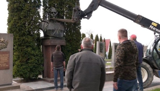 В рф открыли дело из-за сноса памятника советскому разведчику в Ривне