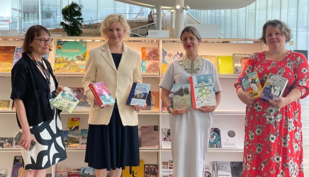Центральна бібліотека Гельсінкі отримала нові українські книжки