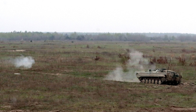 Kanoniere schießen einen russischen BMP mit M777 ab