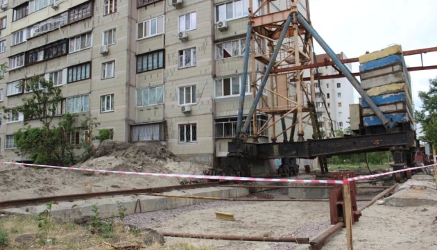 У Дарницькому районі ремонтують дві пошкоджені обстрілами багатоповерхівки