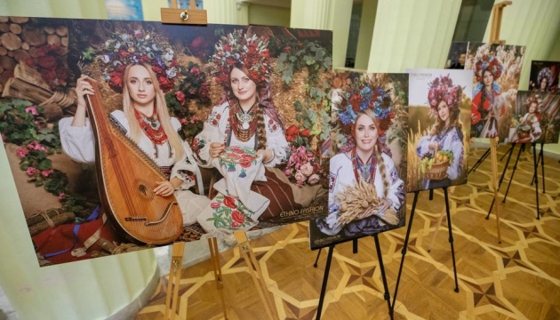 «Миру тобі, Україно» - у КМДА відкрили унікальну фотовиставку