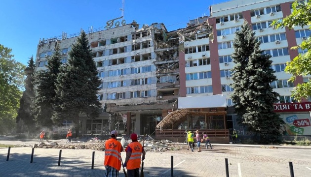 Ворожий обстріл зруйнував готель у центрі Миколаєва