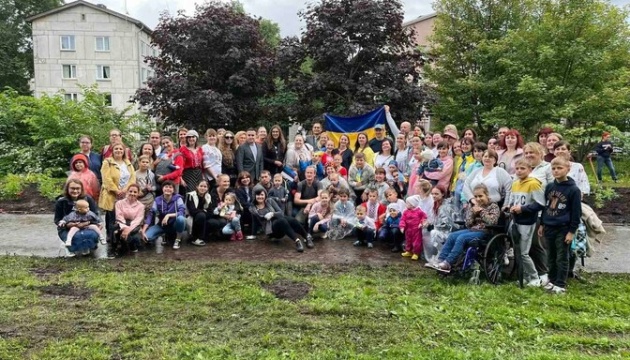 Українці на знак подяки естонцям висадили у Таллінні троянди