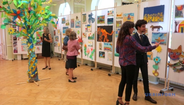 Виставка малюнків дітей з України відкрилася у Французькому інституті в Ризі