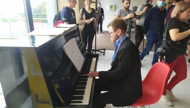 Во львовской больнице сыграли на фортепиано композицию, написанную для музыканта с одной рукой