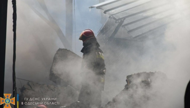 В Одесі загасили пожежу на складі, в який прилетіла російська ракета