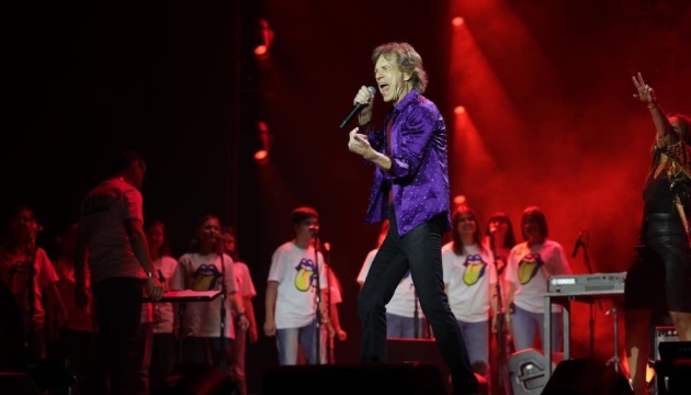 Rolling Stones singen mit zwei Kinderchören aus der Ukraine in Wien