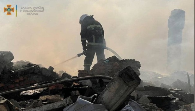 У Миколаєві ліквідували пожежі, які виникли внаслідок ракетних ударів рф