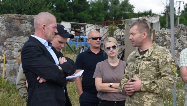 Delegación estonia visita sitios de crímenes de guerra rusos en las regiones de Kyiv y Cherníguiv