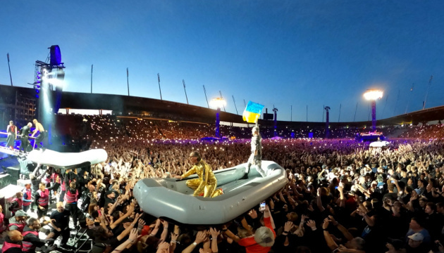 Rammstein despliega la bandera ucraniana en concierto en Varsovia