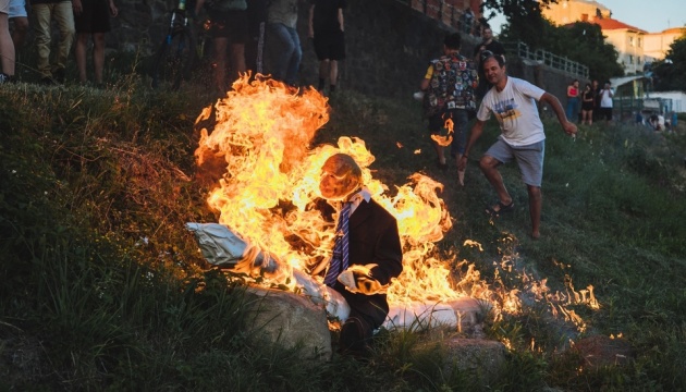 В Ужгороді волонтери спалили опудало путіна