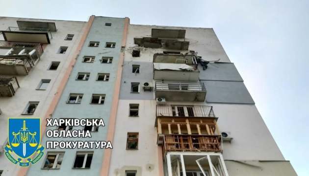Misiles enemigos alcanzan dos edificios de apartamentos en Chugúyiv
