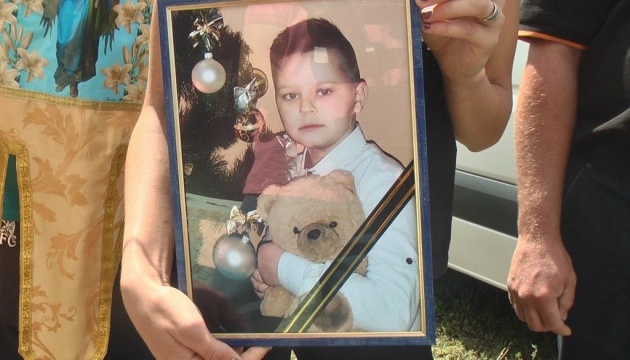 На Вінниччині попрощалися із загиблим від ракетного удару рф 8-річним хлопчиком з Херсона