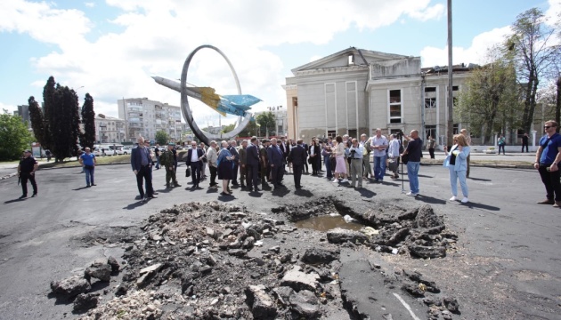 Представники 19 країн відвідали Вінницю і вшанували жертв ракетного удару